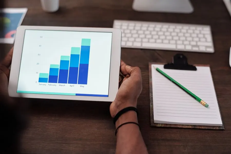 Une tablette affiche une courbe de croissance