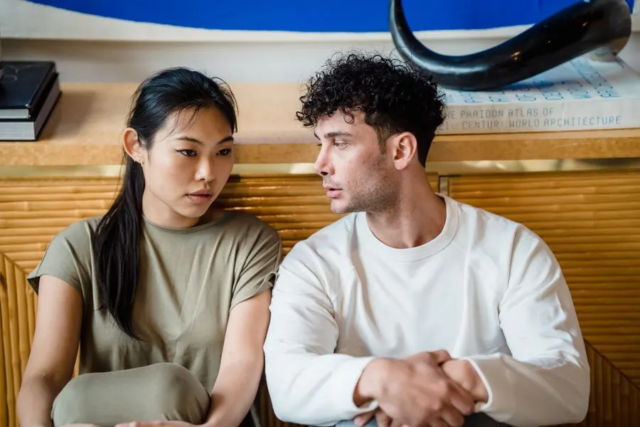 Deux personnes en pleine discussion, l’une hésitante