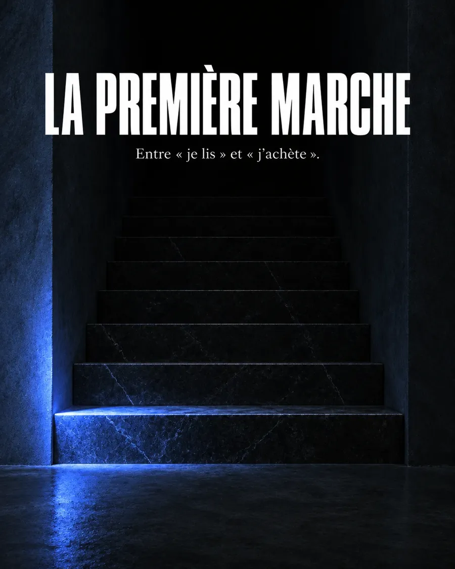 Affiche « La première marche » : un escalier sombre dont seule la première marche est éclairée